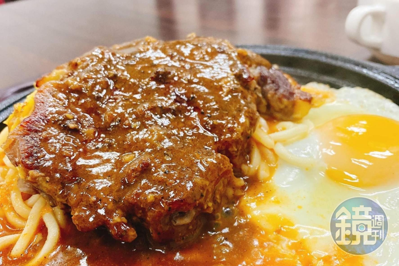 解鎖評價牛排隱藏吃法　他淋一「配餐」變美味佐料！網曝各種獨門絕技