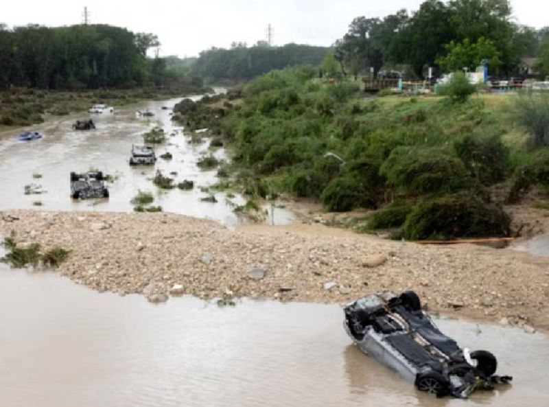 驚！美國德州暴雨釀洪災　車輛被沖走「至少11人死亡、多人失蹤」's story cover image