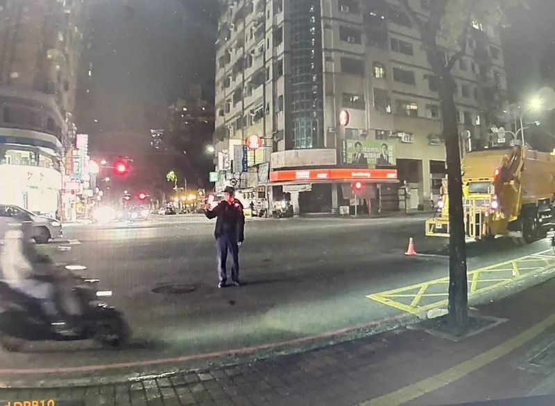 熱心遇死劫！大樓保全幫住戶倒垃圾　遭「起步垃圾車」撞擊身亡's story cover image