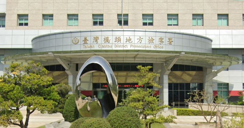 月世界變垃圾瀑布！4連霸里長父子夜倒百噸廢棄物　15人遭起訴's story cover image