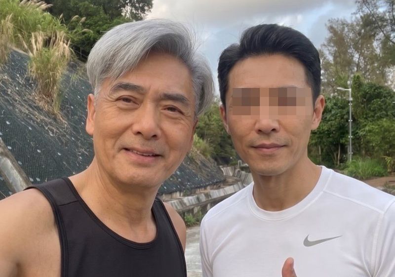 71歲周潤發山上晨跑被捕獲！頂銀髮親民自拍　網誇：越老越帥's story cover image