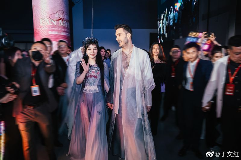 中國56歲醫美女王豪砸千萬「換血回春」　毀容、豪娶小30歲男模黑歷史全被挖's story cover image