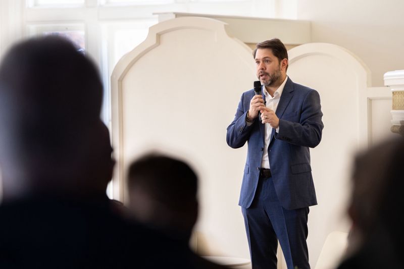 美政壇星隕落！涉性侵、傳私密照醜聞　加州眾議員斯沃韋爾道歉辭職