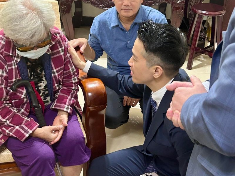 探視總統特赦案八旬老婦　何志偉：須正視照顧者處境's story cover image