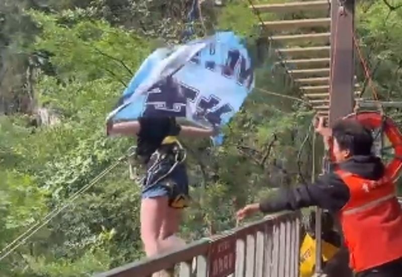 四川景區意外！女子玩高空滑索急喊「沒拴緊」身旁民眾狂笑　下秒墜落畫面瘋傳