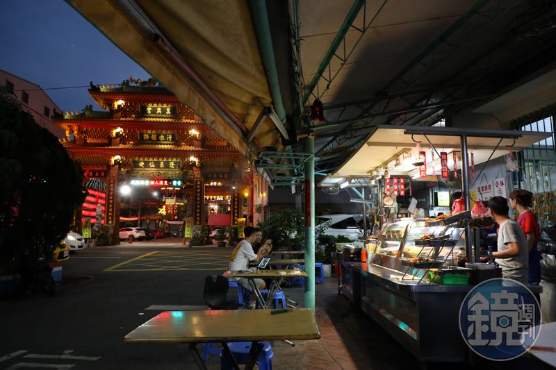 裴社長小吃手記25／高雄越夜越美麗之前金廟切仔担's story cover image