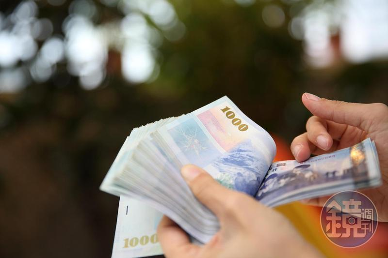 30歲女繼承千萬遺產！憂通膨吃定存想「錢進股市」　網掀理財大戰's story cover image