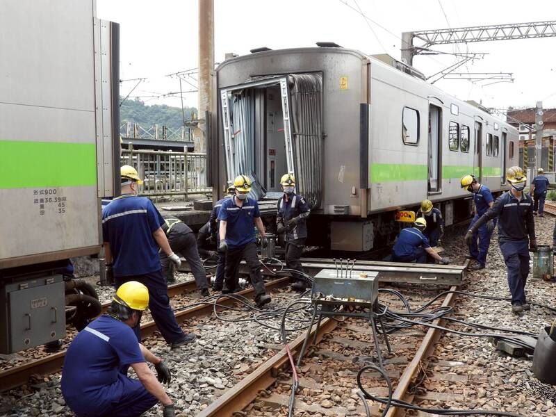 台鐵又出包！七堵調車場「列車對撞出軌」　交通部限3天查清's story cover image
