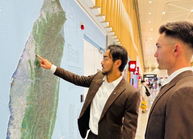 家鄉在這！林家正手指台灣地圖幫費仔補課　網感動喊：大聯盟等級的地理課's OG Image