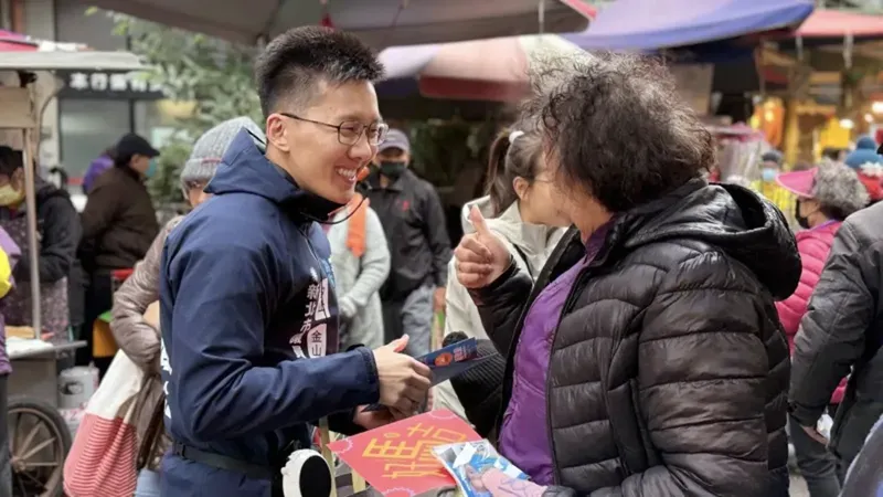 議員初選民調勝出！　蕭敬嚴嗨喊「把挑戰扛在肩上」：走得坦蕩、走得無畏's OG Image