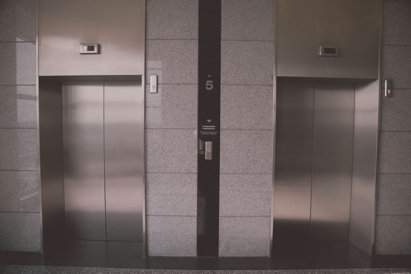 傻眼的教育…2女電梯內「吵架變打架」　母親怒叫幫手「兒子！幫我打」超扯影片曝's OG Image