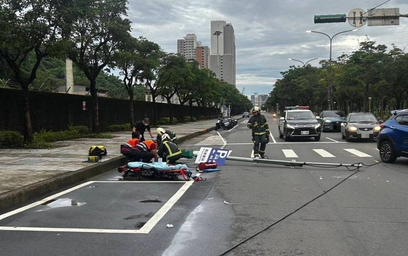 驚悚畫面曝！南港車站旁共享機車猛撞　「號誌桿瞬間倒地」騎士命危送醫