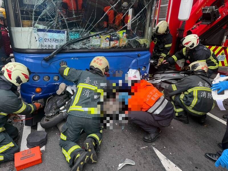 遊覽車司機身體不適逆向衝撞公車！　女騎士被夾一度受困車底's story cover image