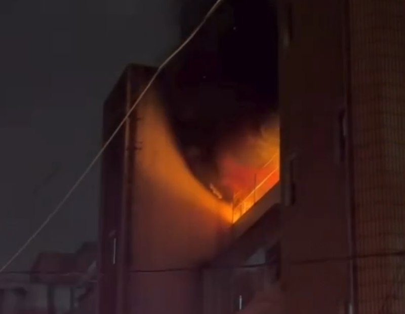 信義區老舊公寓凌晨陷火海　男子受困陽台：熟睡來不及逃