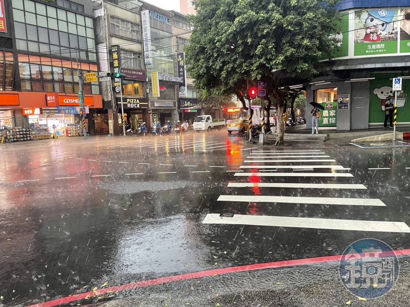 下班記得帶傘！對流雲系發威雨彈來襲　14縣市豪大雨特報's story cover image