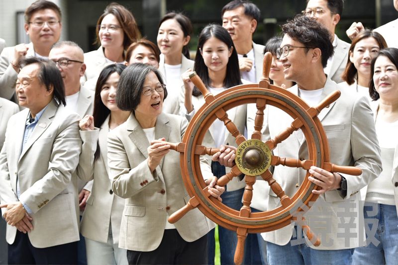 最強母雞出馬！蔡英文陪同沈伯洋登記參選　送「船舵」寓意曝光