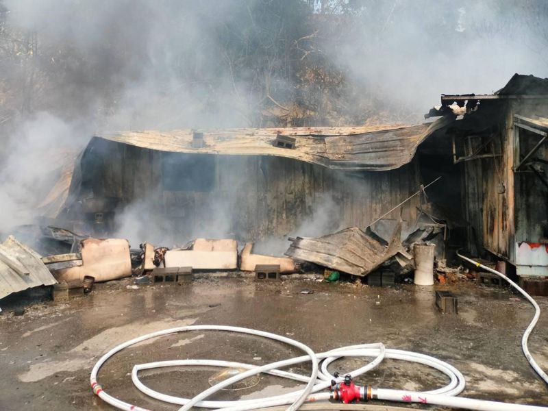 疑冷氣故障釀災！高雄貨櫃屋陷火海　63歲男燒燙傷送醫's story cover image