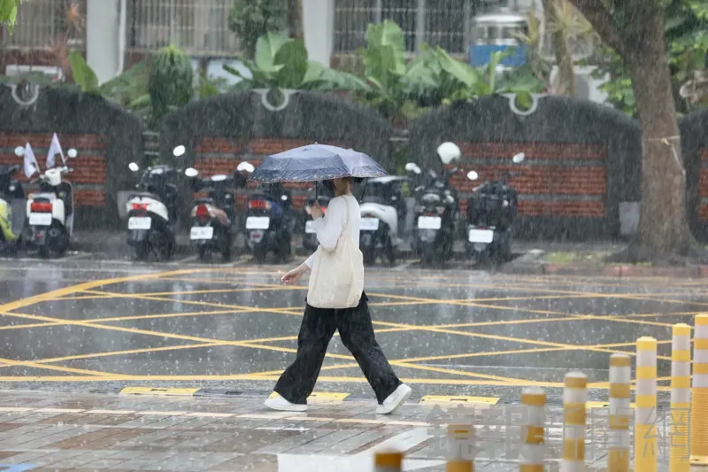 對流雲系旺盛！18縣市豪大雨特報　「2地區」防豪雨來襲