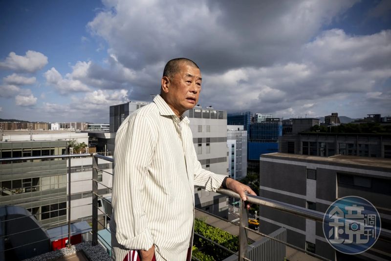 「宛如被活活烘烤」兒曝黎智英單獨監禁狹小牢房慘況...　健康惡化還被禁供藥！急籲英新首相營救's story cover image