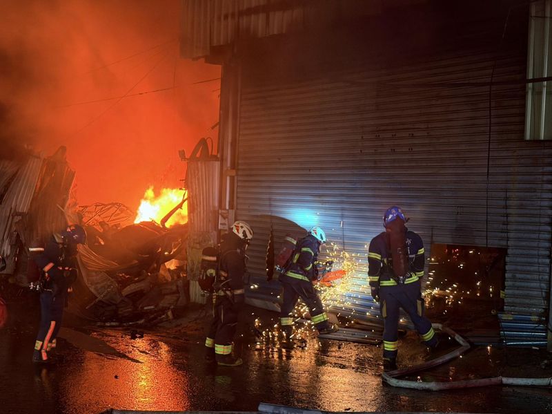 八里木工工廠凌晨大火！火勢延燒4間廠房　經消防搶救無人傷亡