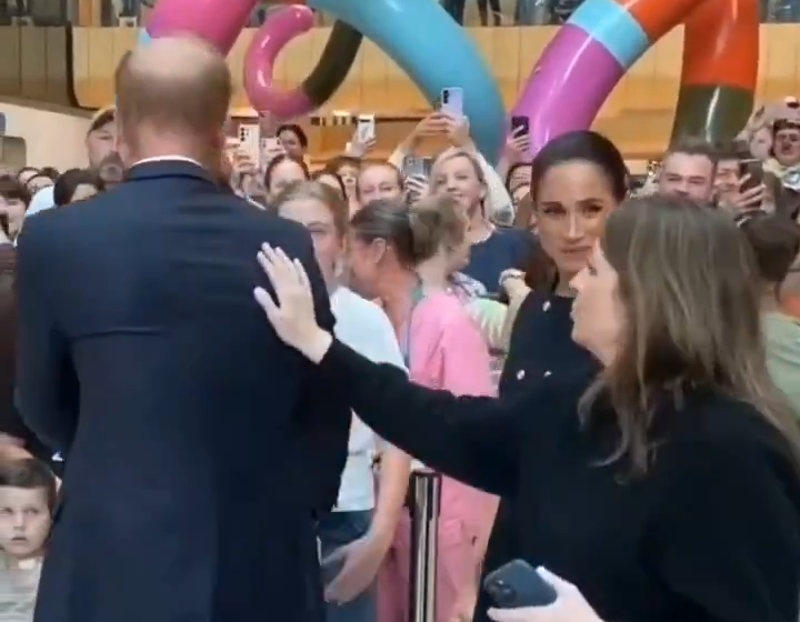 女幕僚輕拍哈利王子肩膀「慘遭梅根狠瞪」！　6秒片曝光網嚇：眼神能殺人