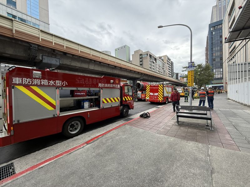 快訊／北捷忠孝復興站傳火警！變電箱冒煙警消馳援　手扶梯一度停擺's story cover image