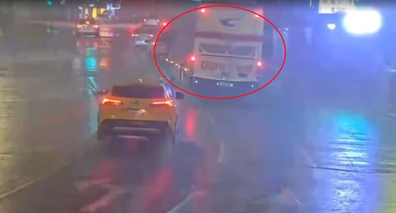 北市大雨驚魂！公車擦撞小黃才靠邊處理　司機突失去意識…裝葉克膜救回