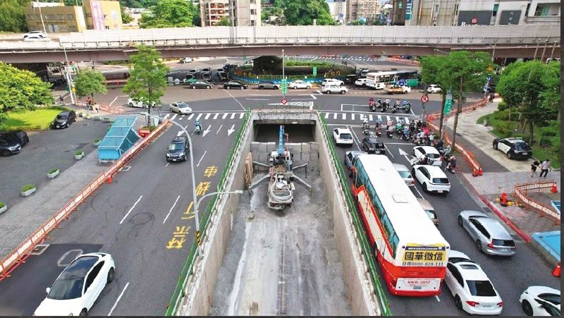 沈伯洋攻蔣痛點1／揭蔣市府10大民怨排行榜　沈伯洋一舉動嚇到綠民代's OG Image