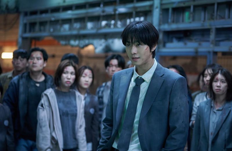 安孝燮在地鐵看小說竟遇世界異變　李敏鎬睽違10年銀幕回歸's story cover image