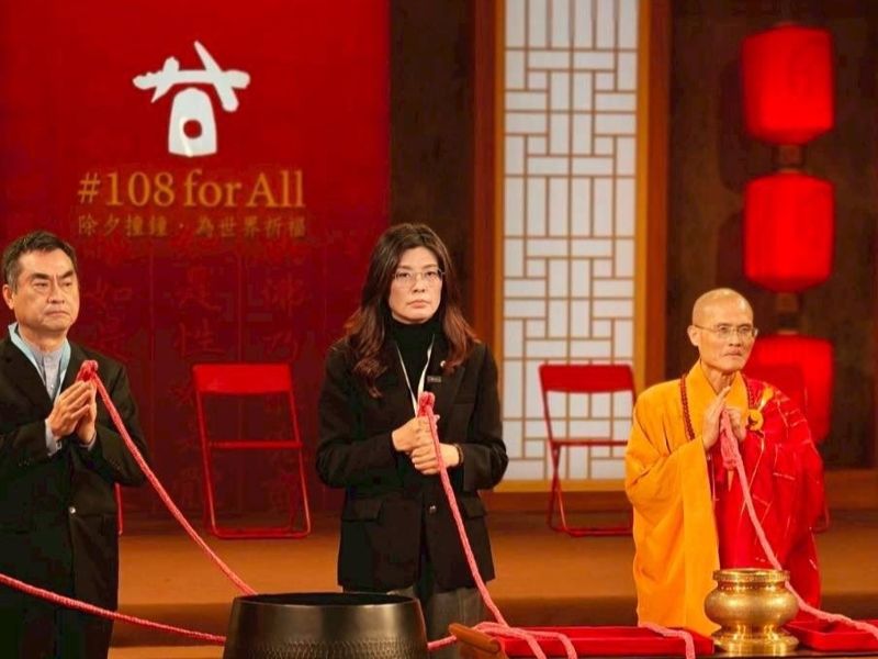 鄭麗文除夕夜撞鐘祈福手中「紅繩2度狂抖」　國民黨回應了's story cover image