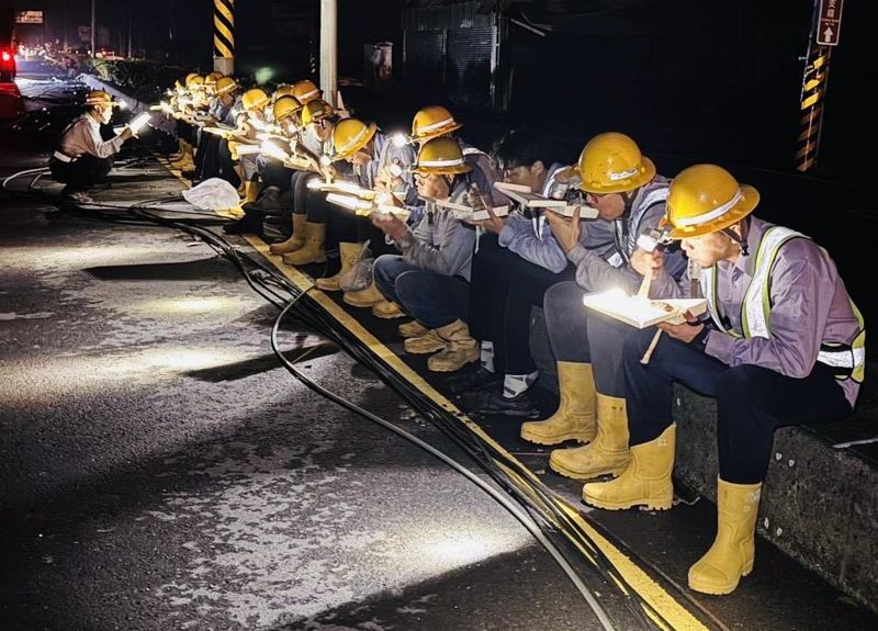 抽電線還要擺Pose？台電遭爆「擺拍做政宣」　高層怒：真實紀錄辛勞不容污衊's story cover image
