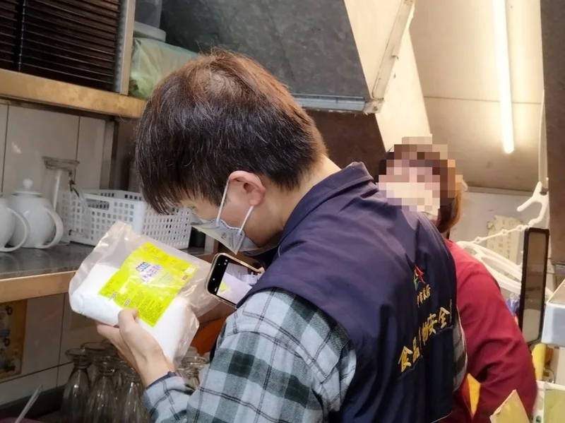 春水堂新人「拿錯壺」害3人送醫　中市府勒令停業再移送法辦's OG Image