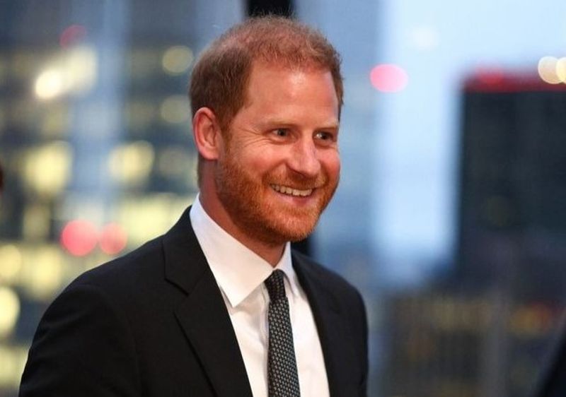 哈利王子隱私訴訟爆出調情私訊！　喊女記者「甜心」親親抱抱