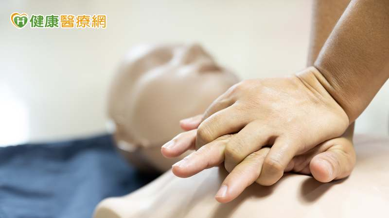 女性心臟驟停如何做CPR？會被當性騷擾？澳專家破解CPR迷思