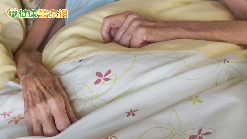 95歲高齡嬤罹第三期腎盂泌尿道上皮癌　「1手術」助攻再續天倫樂