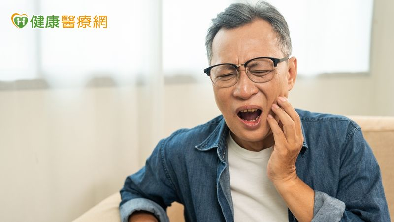52歲男為投票忍牙痛引蜂窩性組織炎　家人急送醫保住一命's story cover image
