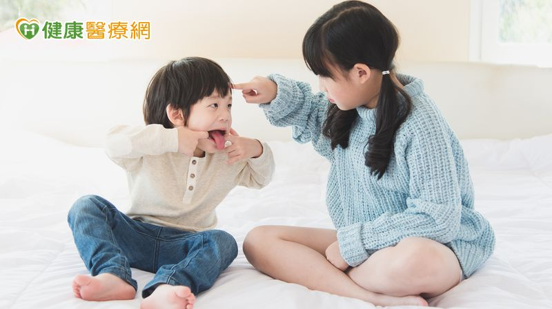 孩子愛學大人吵架？常被忽視變沉默？了解家庭互動如何影響孩子人際關係！'s story cover image