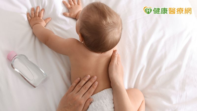 了解嬰兒油常見成分、使用時機！食藥署：寶寶肌膚「2狀況」用前要謹慎's story cover image