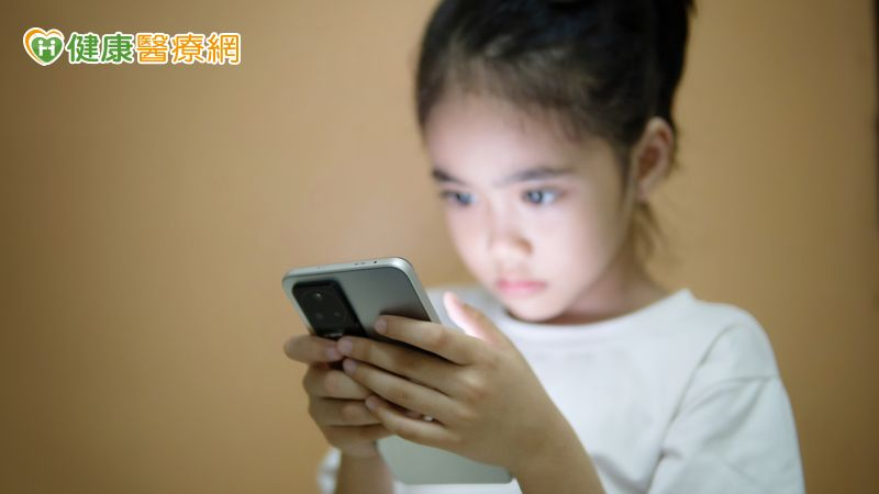 兒少社媒使用影響再+1　研究揭ADHD症狀增！澳洲祭16歲以下禁用令有用嗎？'s story cover image