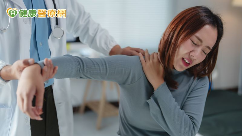 她3個月肩痛未癒　AI分析後震波治療3週大幅改善's story cover image