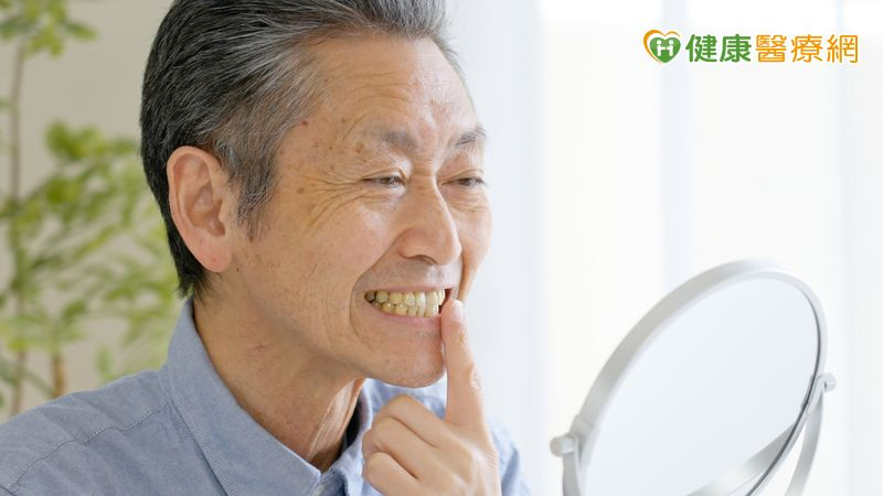 海外台商因牙周病失去自信　返台一日全口重建重獲笑容's story cover image