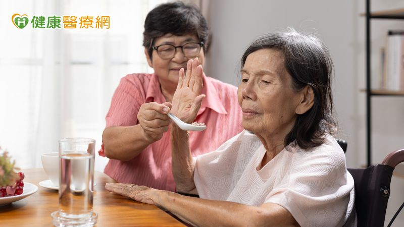 長輩隱忍不適總說「沒事」？醫：家屬主動陪伴就醫降壓力's story cover image