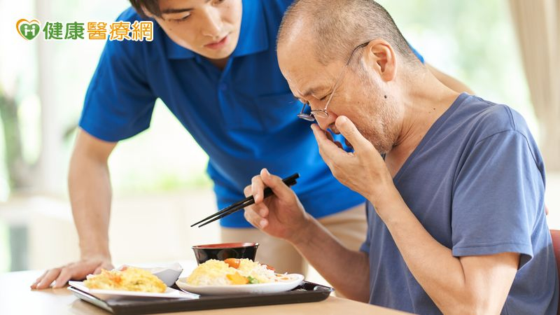 只剩8顆牙進食困難，加「增稠劑」反降食慾　專家教4招訓練吞嚥's story cover image
