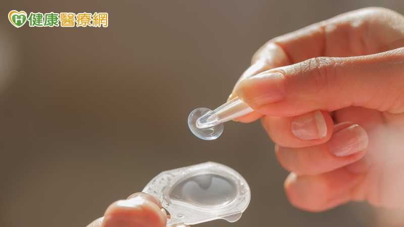 溫差、狂風樣樣來　隱眼族雙眸乾刺紅通通？醫：佩戴少1動作超NG's story cover image