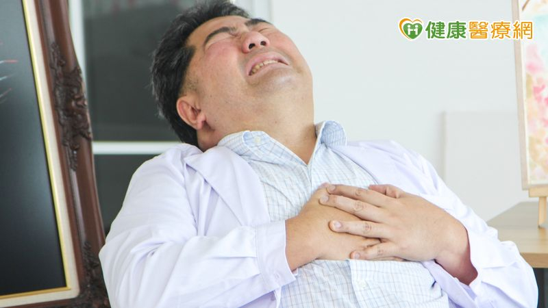 「胸口壓大石」別硬撐！40歲壯男三條血管全堵塞　醫揭心臟關鍵警訊's story cover image