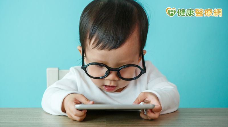 2歲童「睡前滑平板」竟釀語言遲緩&nbsp;　醫揭短影音危機：削弱專注力與睡眠品質's story cover image