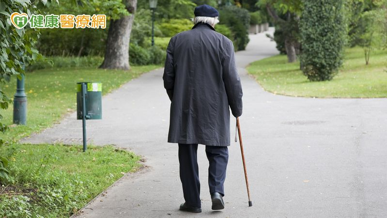 七旬老翁走路出現「磁性步態」常跌倒　醫師揭常壓性水腦症警訊's story cover image