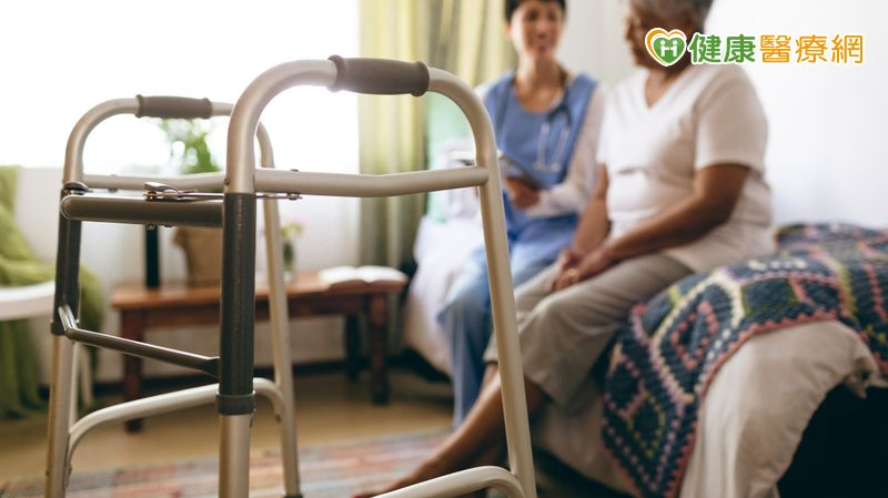 八旬婦走路劇痛宛如「骨磨骨」微創手術助恢復活動力's story cover image