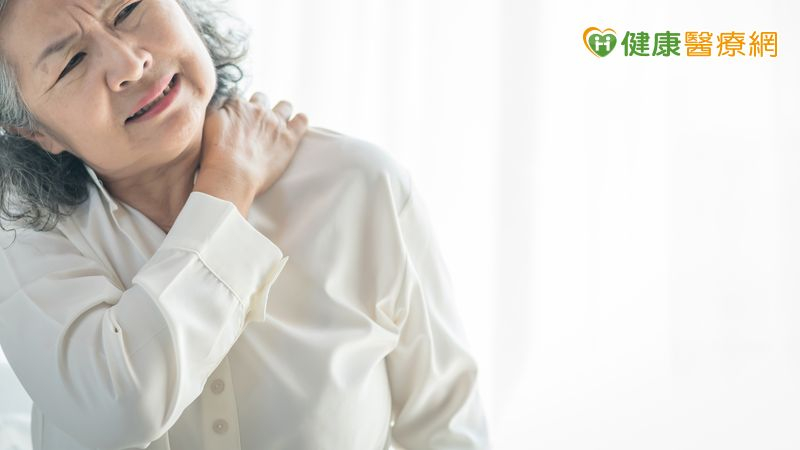 肩膀痛到梳頭都有困難　反式人工肩關節置換輔以3D術前模擬精準掌握角度's story cover image