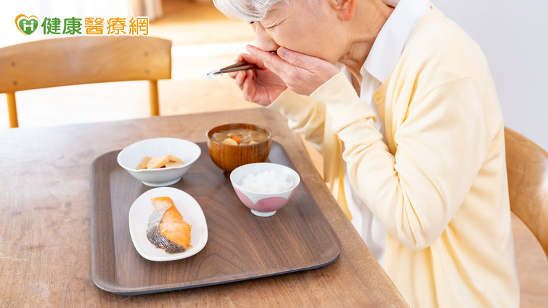 長輩缺牙咀嚼困難恐營養不良 &nbsp;符合「這二身分」可申請假牙補助's story cover image